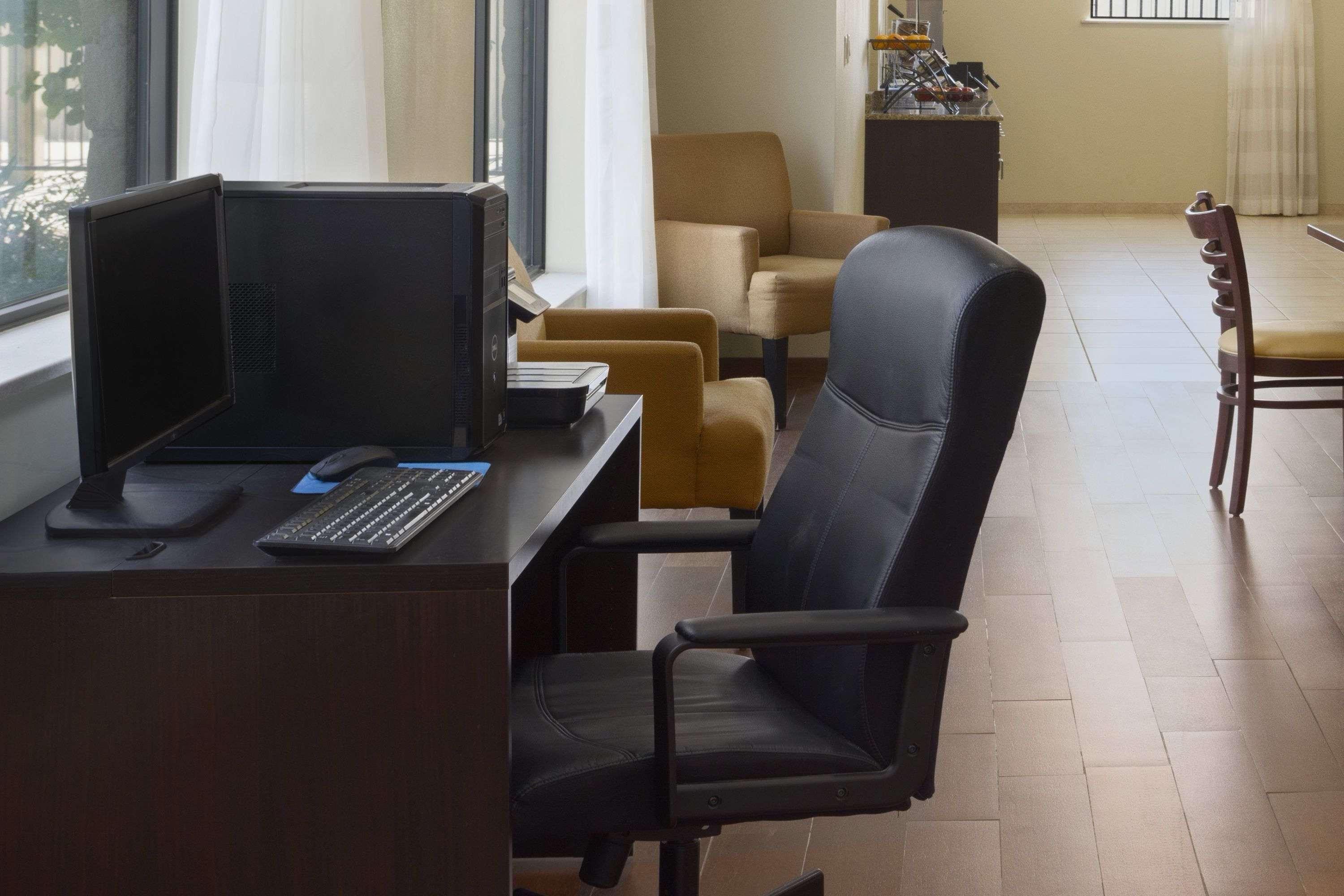 Petrostay Inn & Suites Cotulla Bagian luar foto