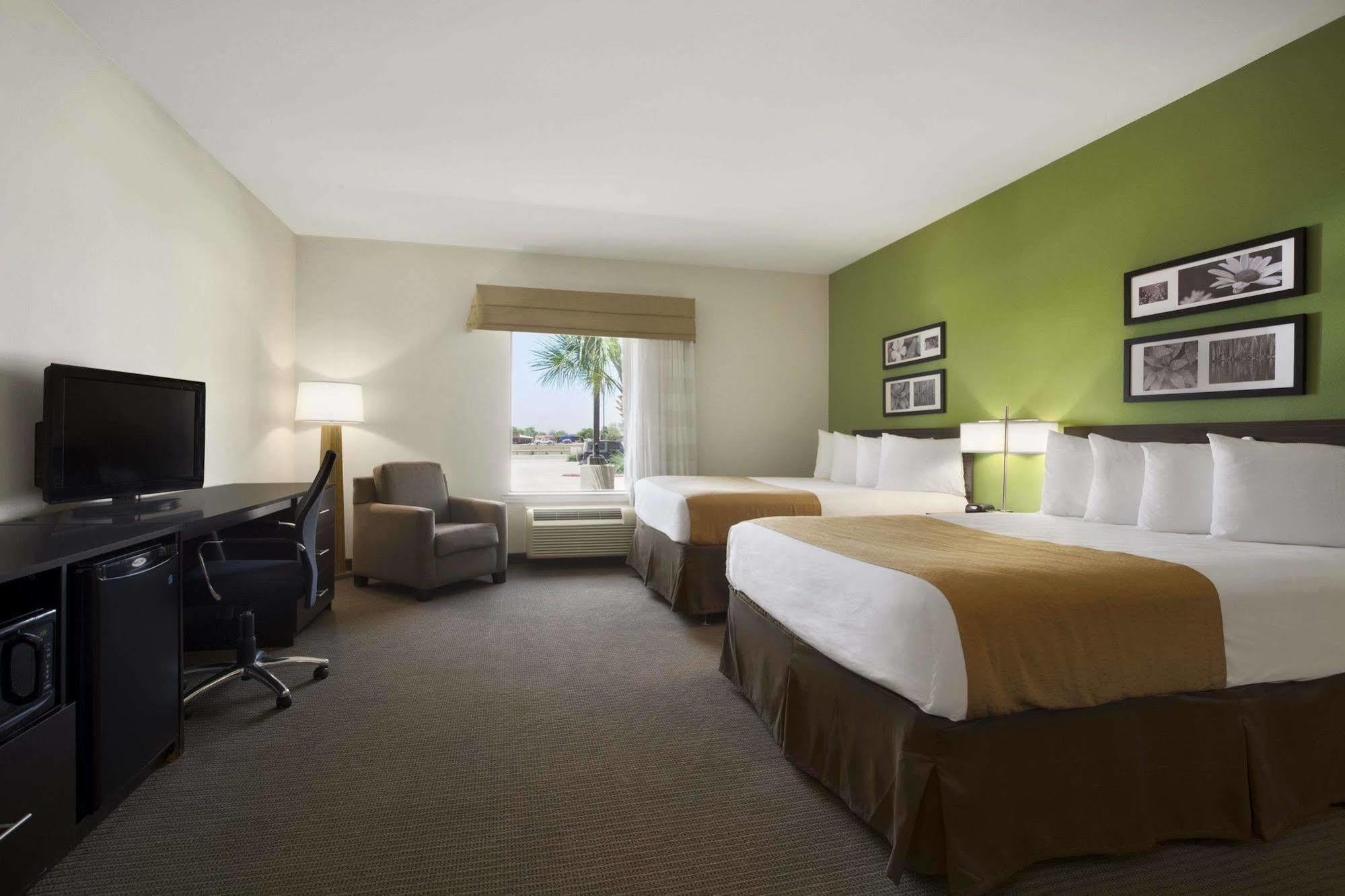 Petrostay Inn & Suites Cotulla Bagian luar foto